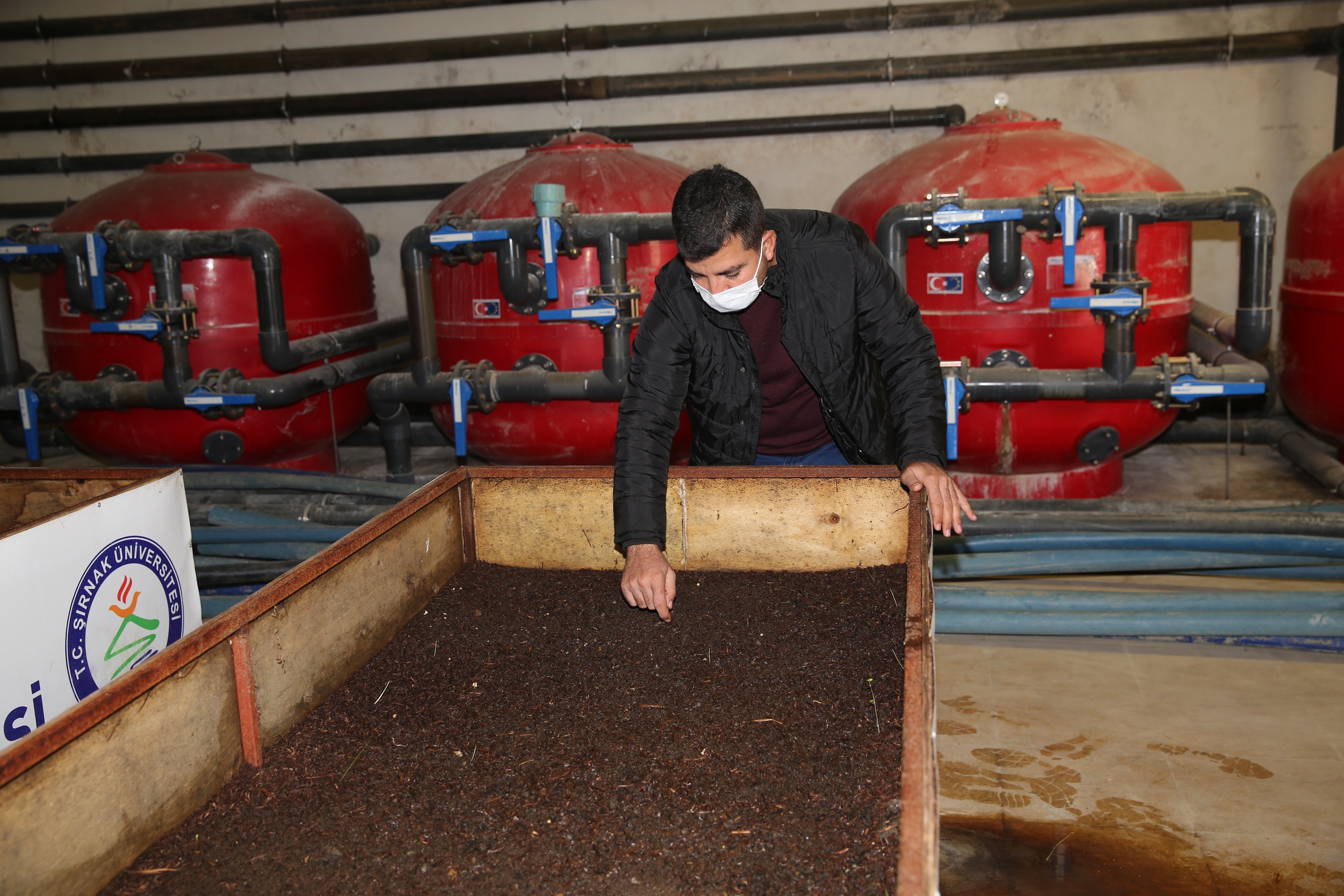 GÜNDE 1 SAAT ÇALIŞARAK AYDA 3 TON SOLUCAN GÜBRESİ ÜRETİYOR