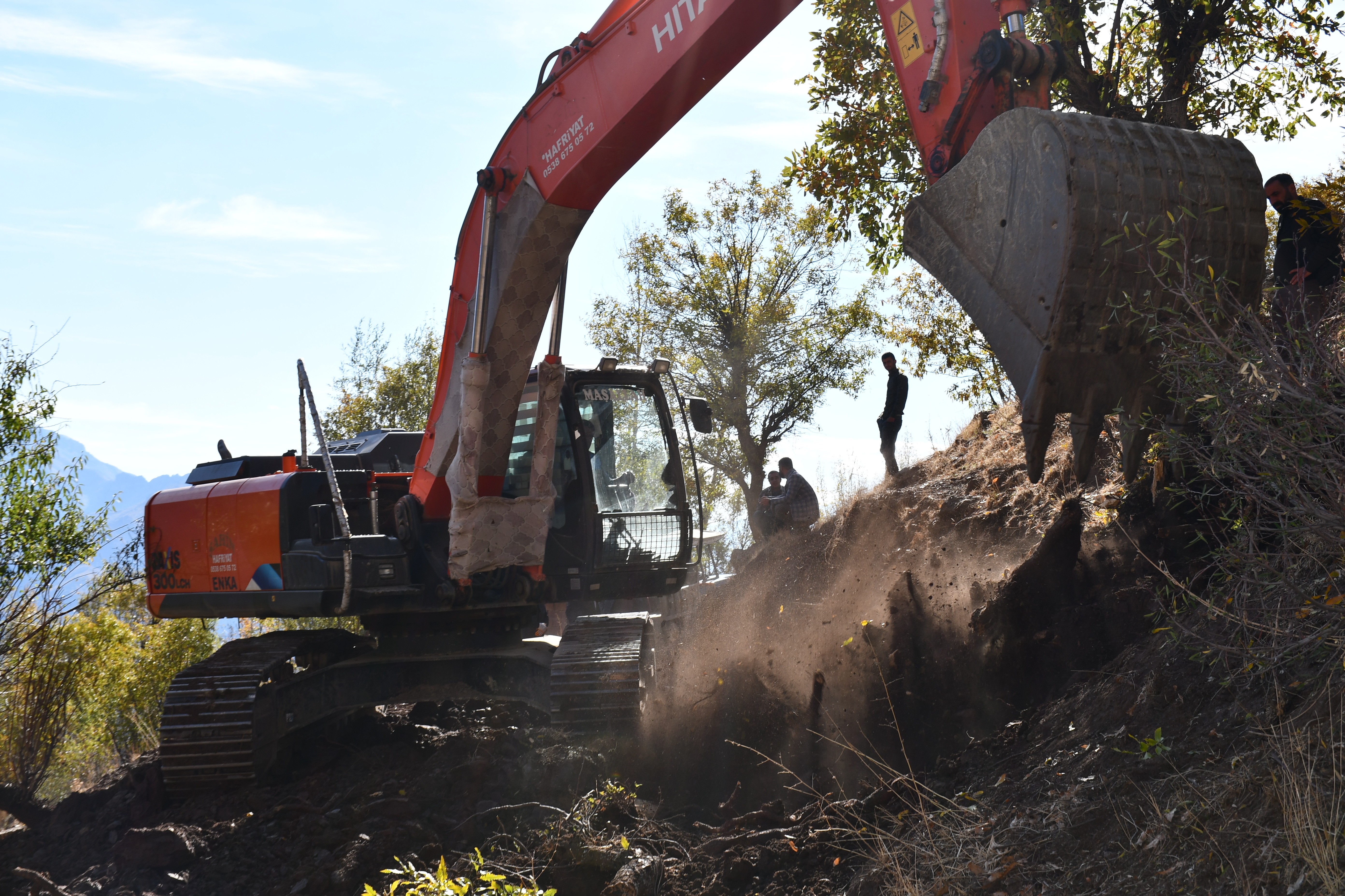 ŞIRNAK'TA ARICILAR İÇİN BAL ORMANLARINA YOL YAPILIYOR