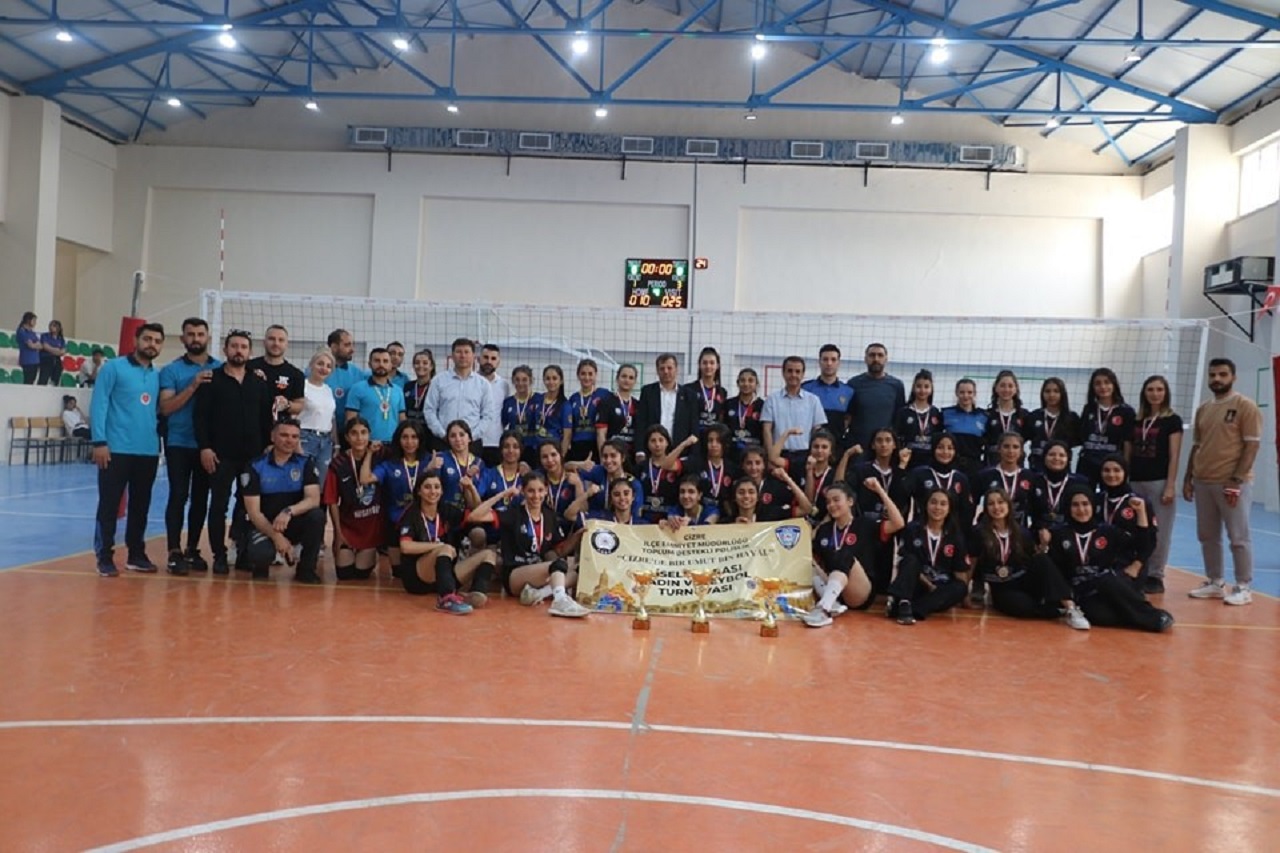 Cizre’de liseler arası kadın voleybol turnuvası sona erdi