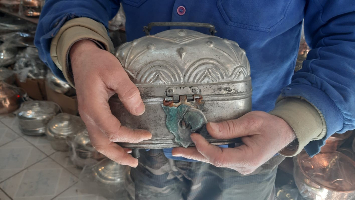 MARDİN’DE YAPILIŞ SIRRI ÇÖZÜLEMEYEN BAKIR SABUNLUK BİN 500 LİRAYA SATIŞA ÇIKARILDI