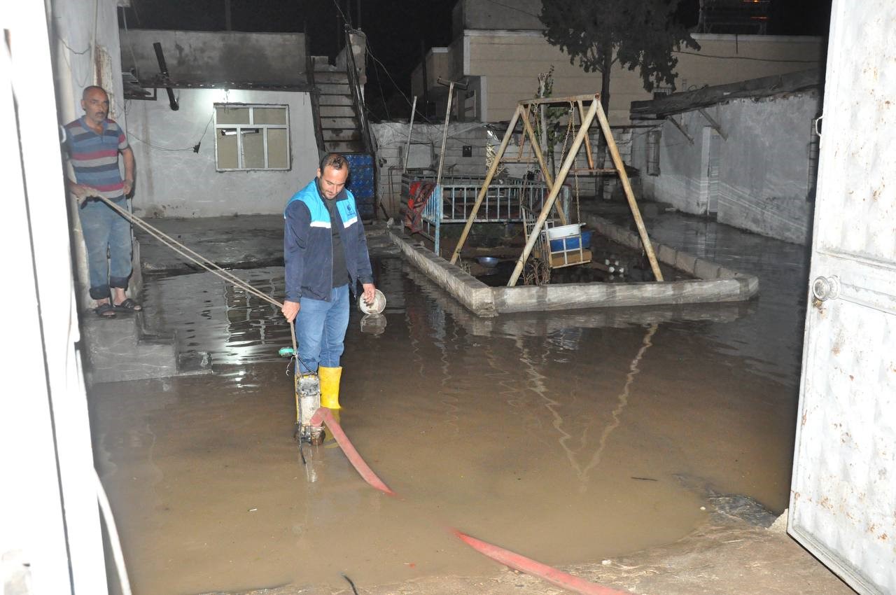 Ceylanpınar’da Dolu Hayatı Felç Etti: Çatı Çöktü, Ağaçlar Devrildi