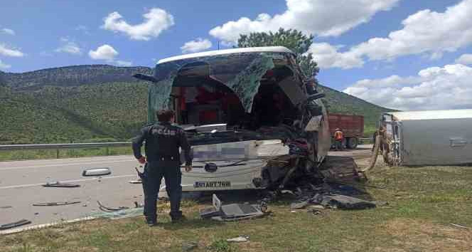 Konya-Antalya Yolunda Yolcu Otobüsü Kaza Yaptı Ölü ve Çok Sayıda Yaralı Var
