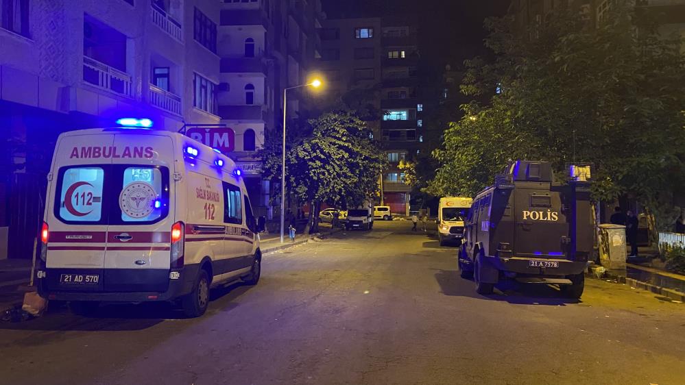 Diyarbakır’da Bir Kişi Yol Ortasında Sırtından Bıçaklandı