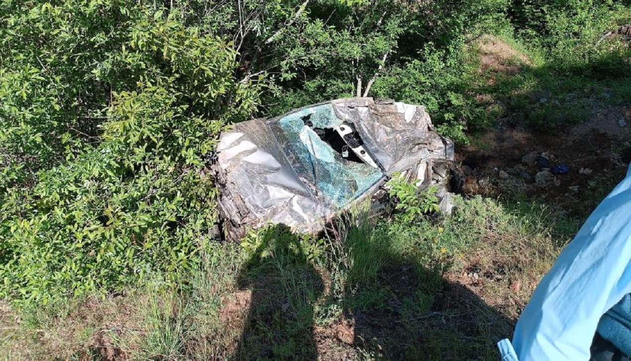 Uçuruma yuvarlanan araçta bir kişi hayatını kaybetti