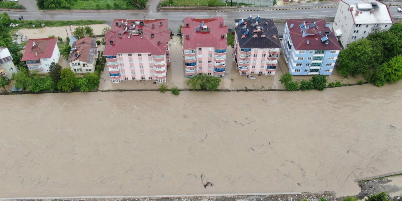 Sel, Yüzlerce Evi Sular Altında Bıraktı