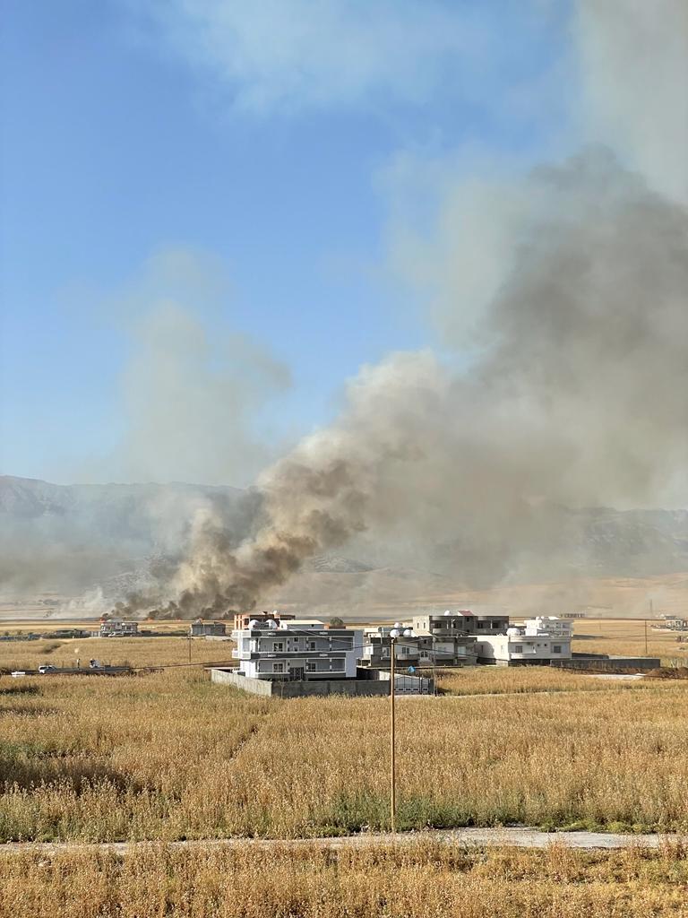 Silopi'de yüzlerce dönümlük buğday tarlası yangın