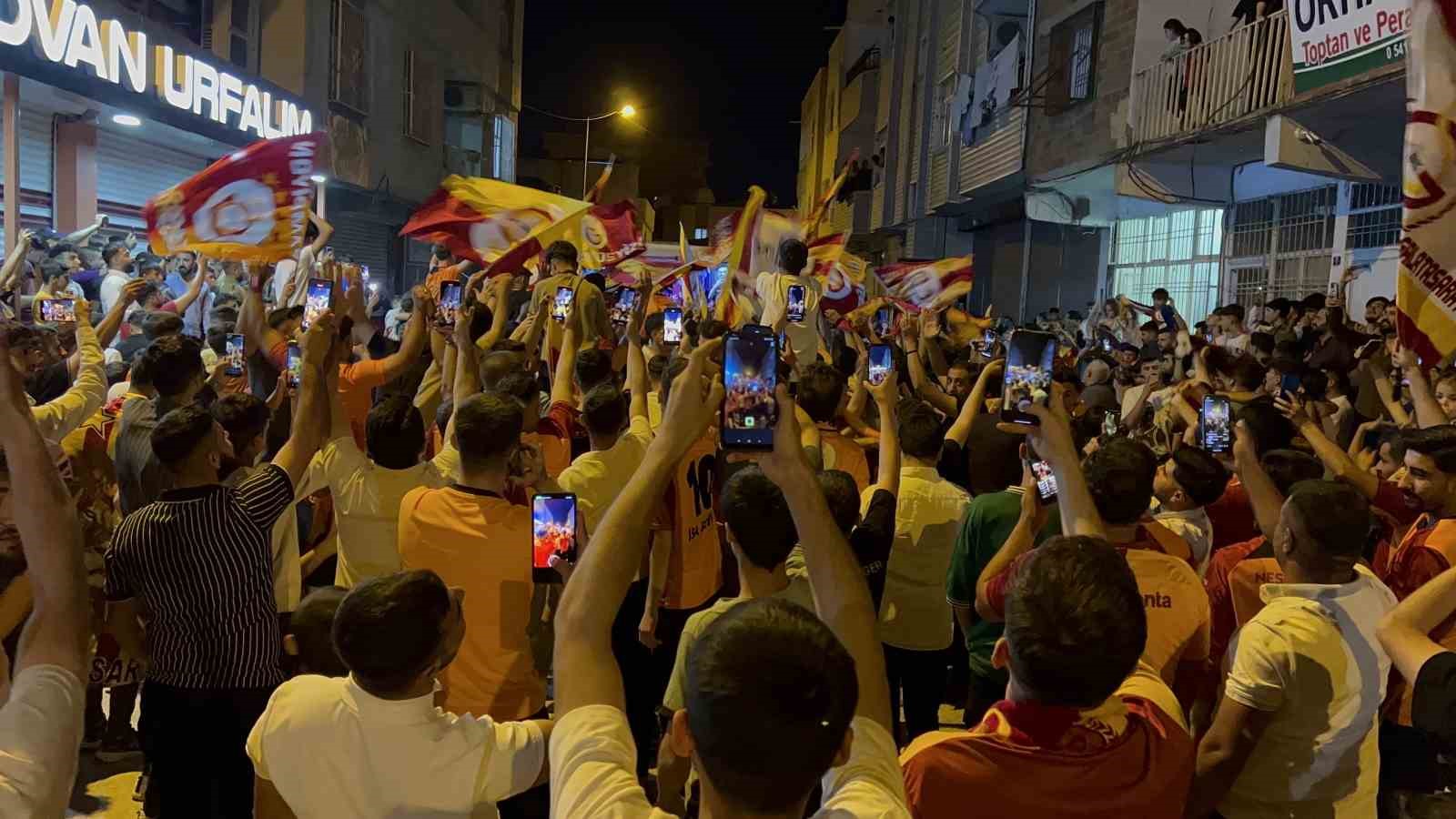 Silopi’de Galatasaray Taraftarları Şampiyonluğu Yöresel Halay Eşliğinde Kutladı