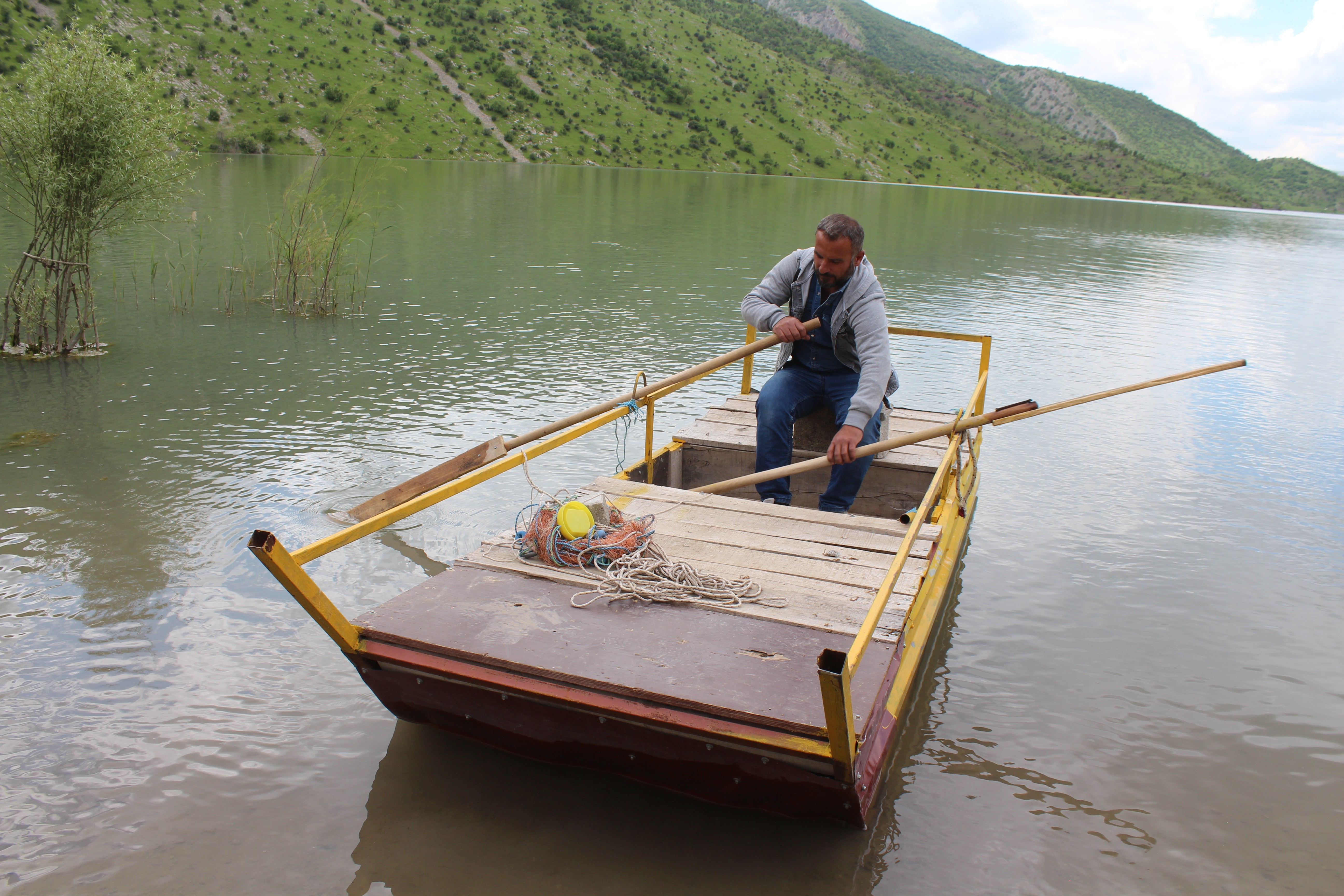 Strafor, tahta ve saçtan kendi kayığını yaptı