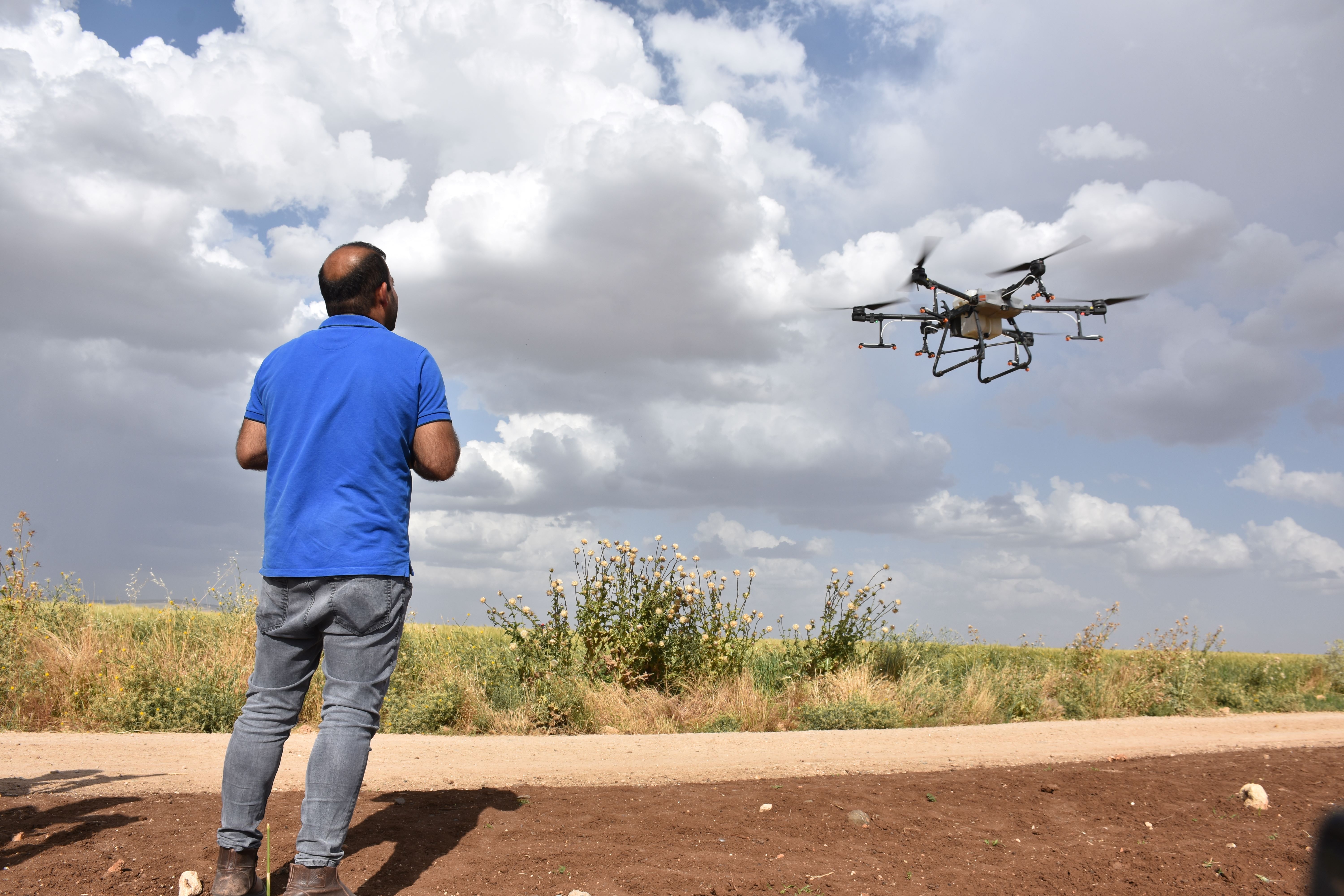 Şırnaklı Çiftçiler Arazilerini İnsansız Hava Aracıyla İlaçlıyor