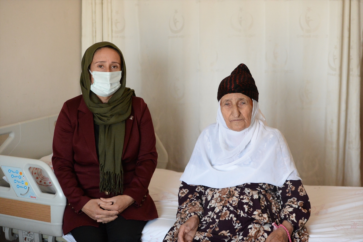 103 YAŞINDA KOVİD-19'U YENMEYİ BAŞARDI