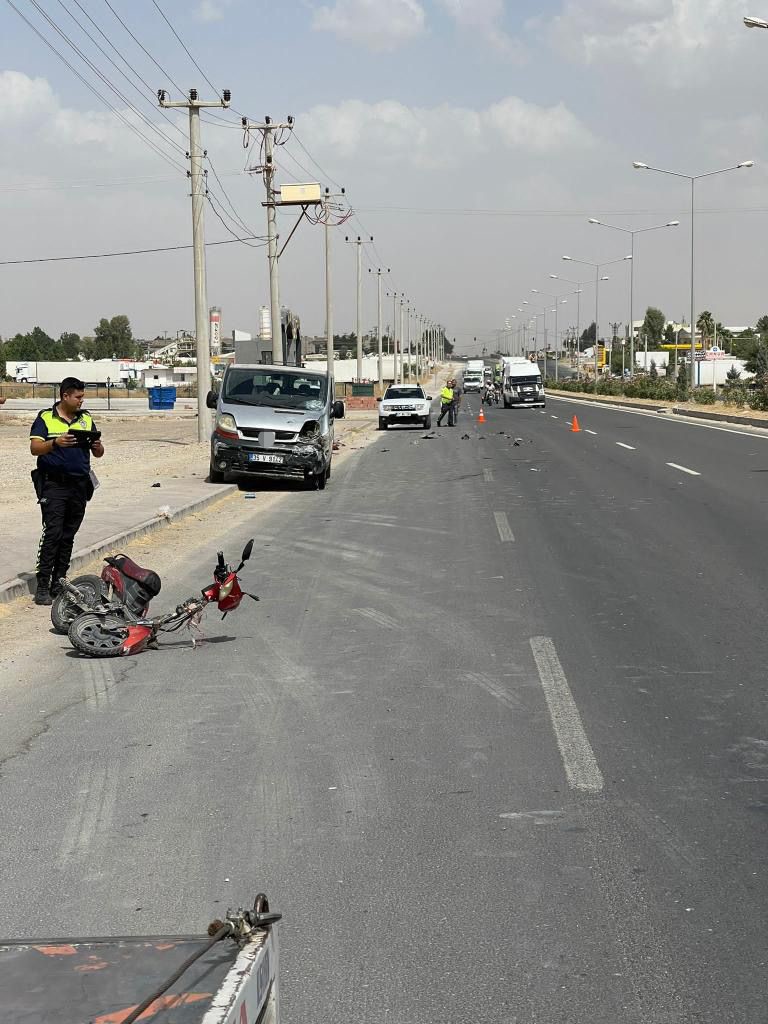 Hafif Ticari Araç Motosiklete Çarptı: 2 Yaralı