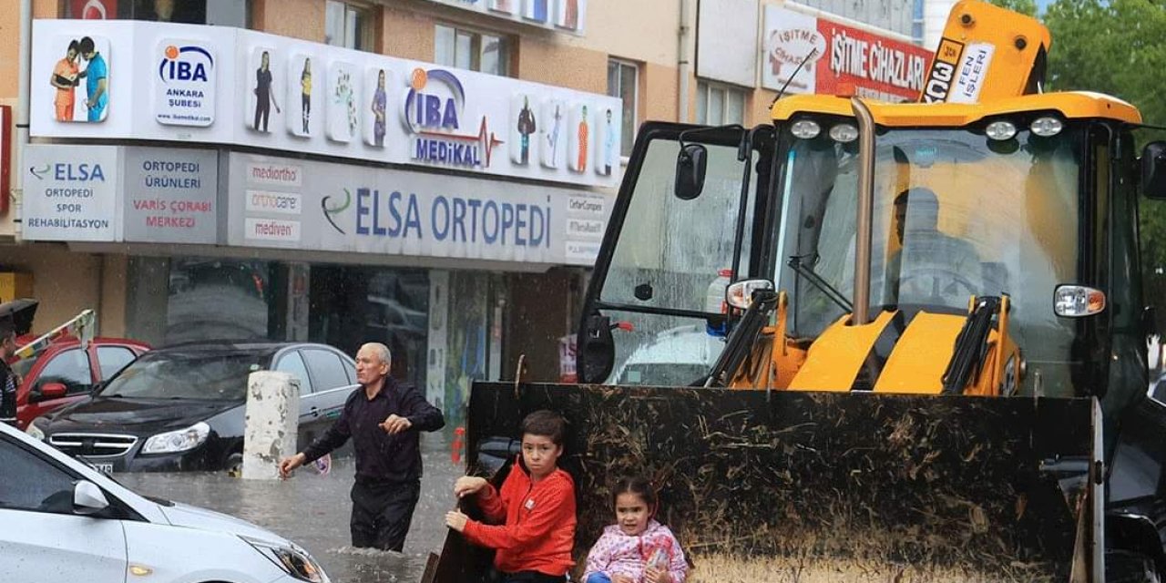 Vatandaşlar sürüklenen araçlarda mahsur kaldı