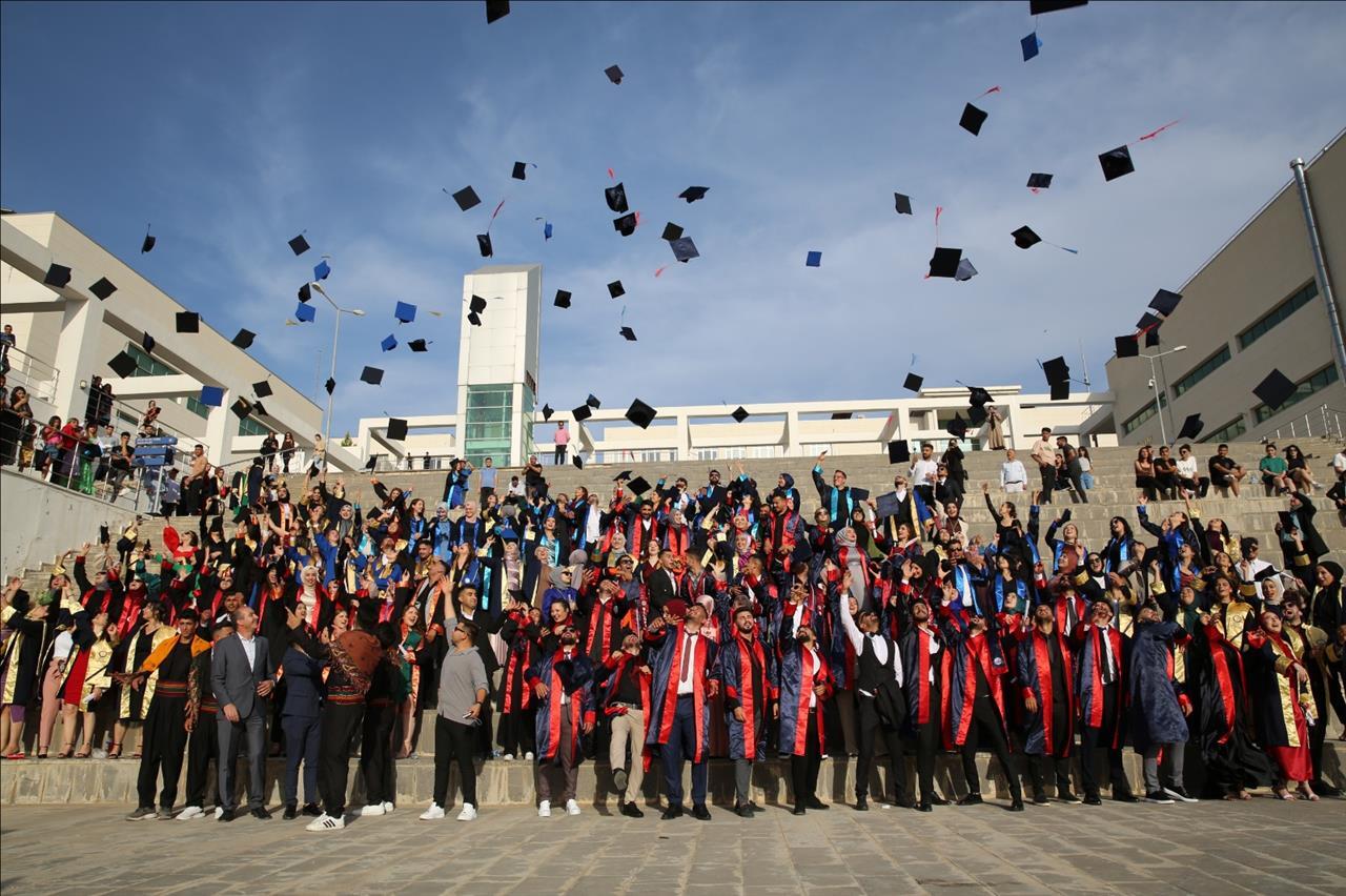 Şırnak Üniversitesi Öğrencileri, Mezuniyet Törenlerini Coşkuyla Kutladılar