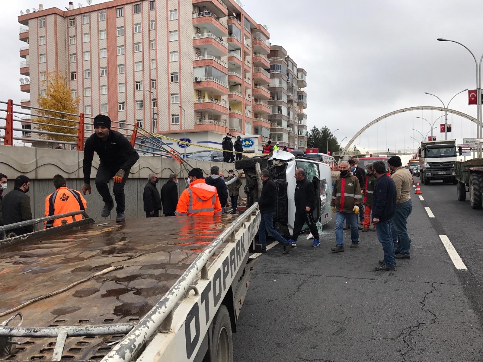 Diyarbakır'da yolcu minibüsü devrildi: 7 yaralı