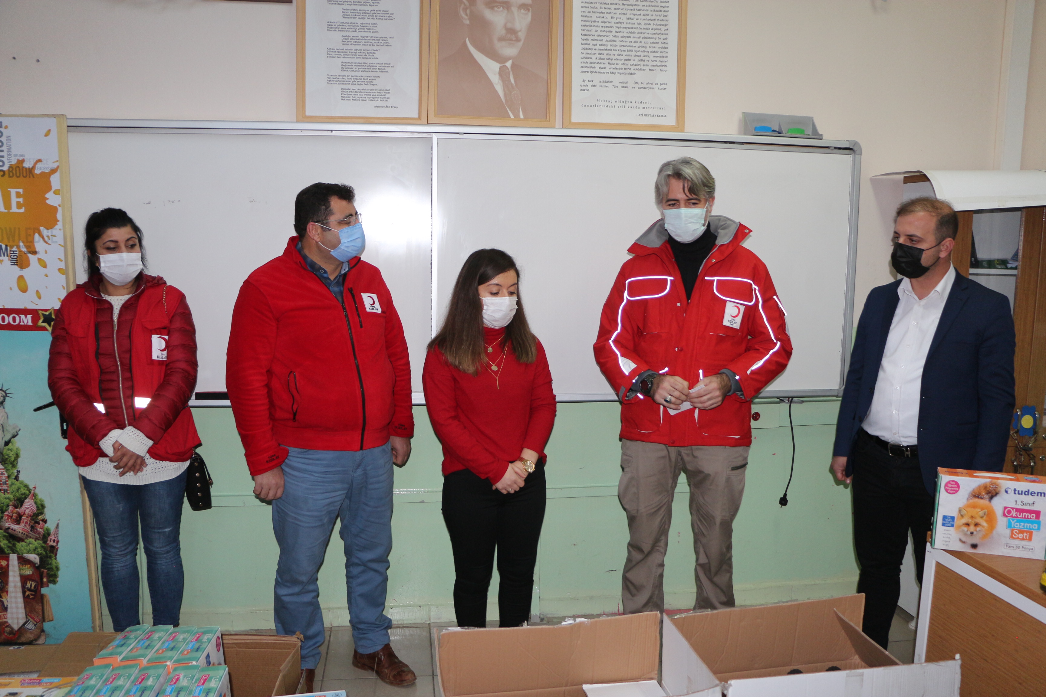 KIZILAY'DAN ŞIRNAKLI 300 ÖĞRENCİYE, EĞİTİM SETİ VE OYUNCAK