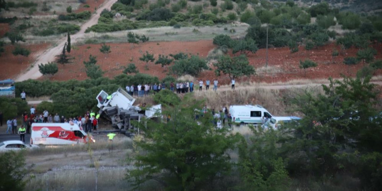 Zincirleme trafik kazası: 3 ölü, 5 yaralı