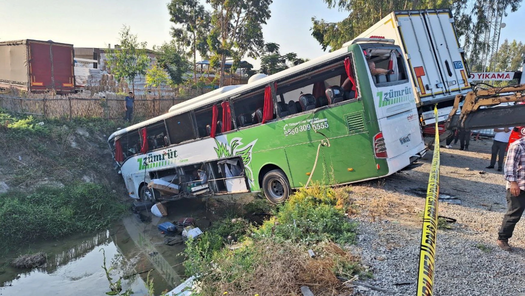 Yolcu Otobüsü Kaza Yaptı,1 Kişi Öldü, 28 Kişi Yaralandı
