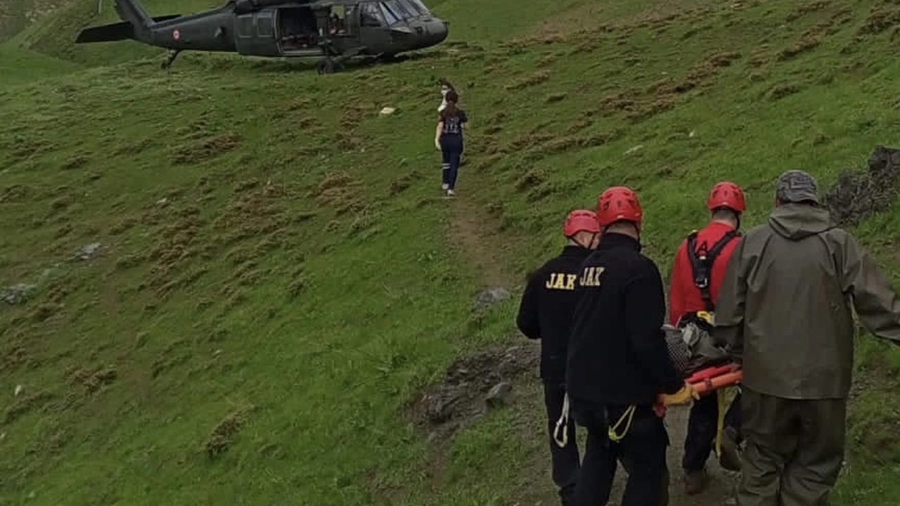 Kalp Krizi Geçiren Çoban Helikopterle Hastaneye Kaldırıldı