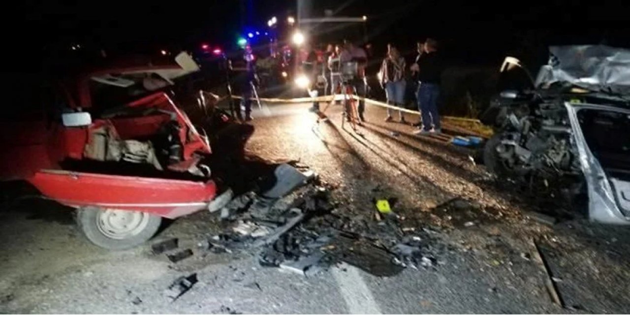 İki Otomobil Kafa Kafaya Çarpıştı: 3 Ölü, 1 Yaralı