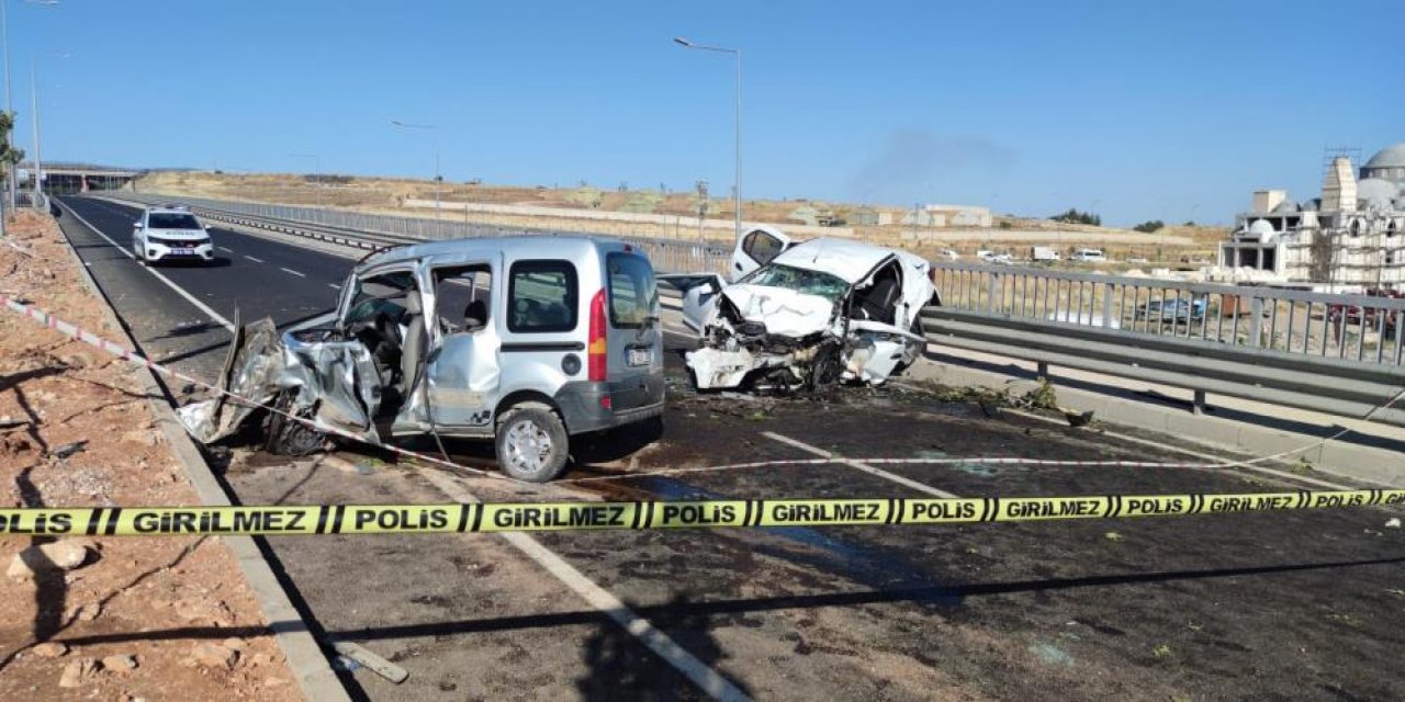 İki Araç Kafa Kafaya Çarpıştı; 5 Kişi Yaralandı