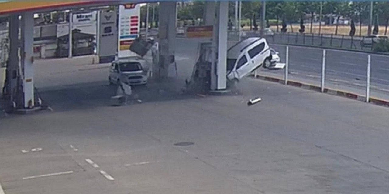 Aracın petrol istasyonuna dalma anı güvenlik kamerasına yansıdı