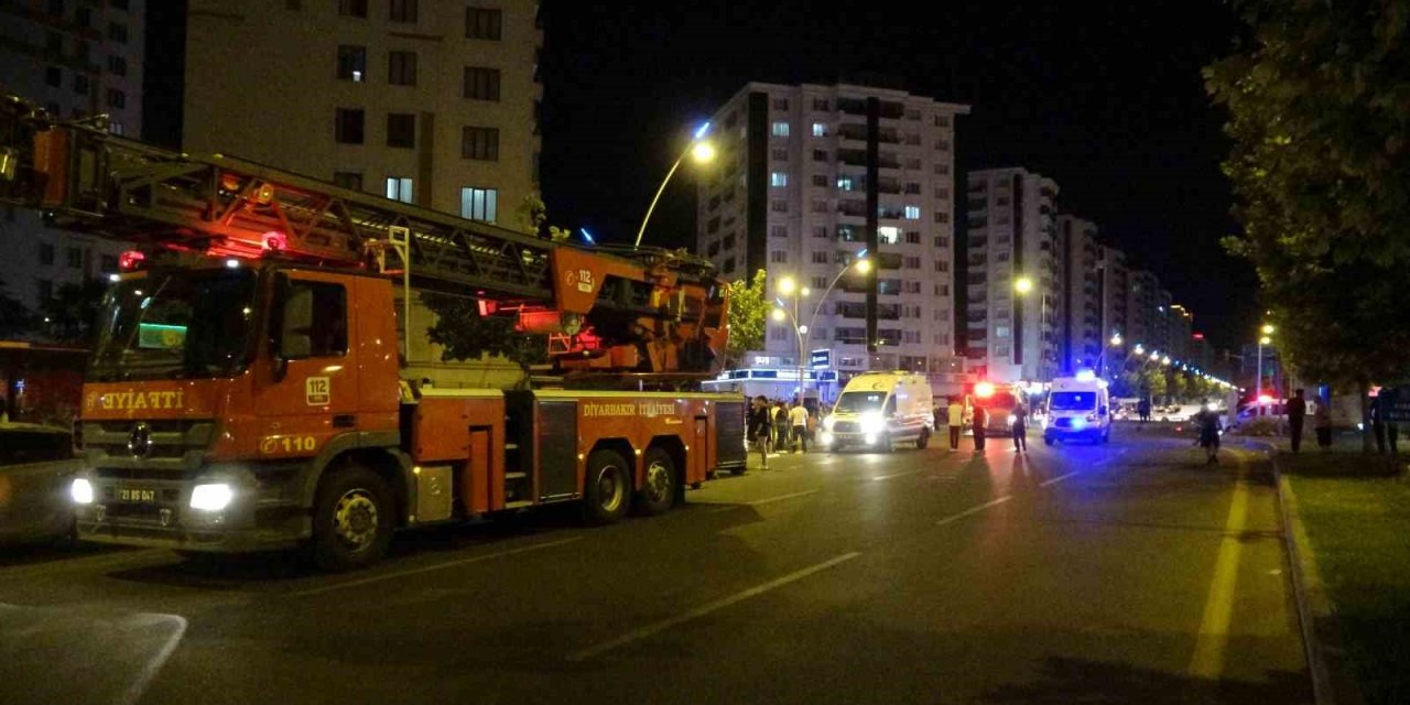 Kontrolden Çıkan 2 Otomobil Markete Daldı: 1 Ölü, 5 Yaralı