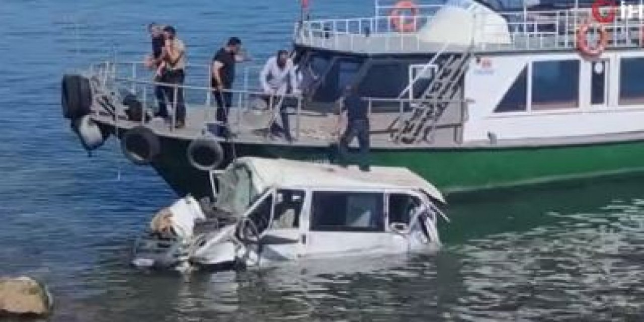 Korkunç Kaza! Minibüs Van Gölü'ne Uçtu Yaralılar Var
