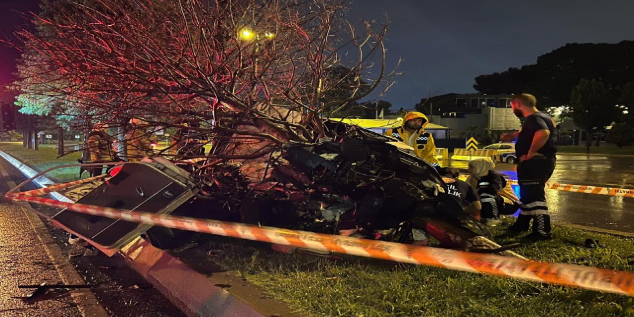 Otomobil Ağaca Çarpıp İkiye Bölündü; 1 Kişi Öldü, 1 Kişi Yaralandı