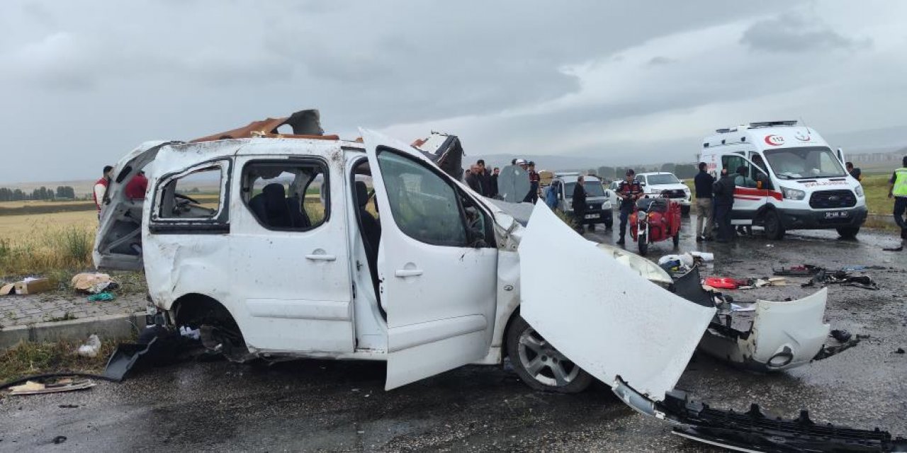 Kamyon İle Otomobil Çarpıştı Aynı Aileden 2 Kişi Öldü 3 Kişi Yaralandı