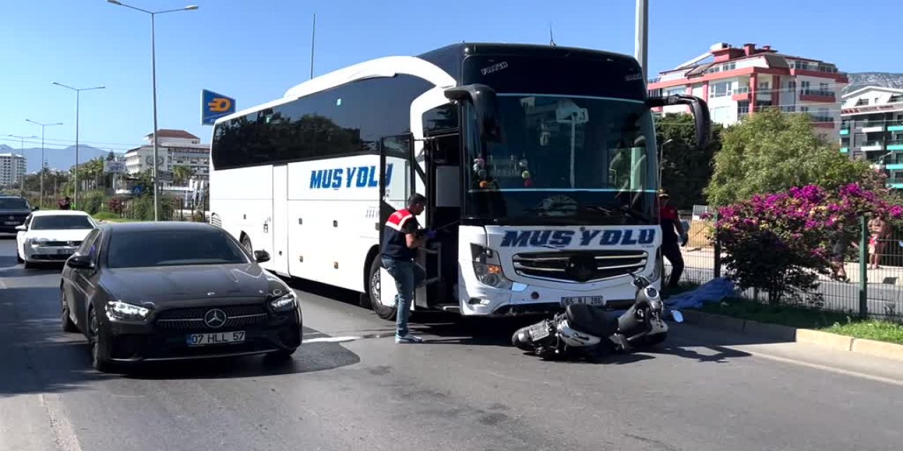 Otobüsün çarptığı motosikletteki baba ile oğlu öldü