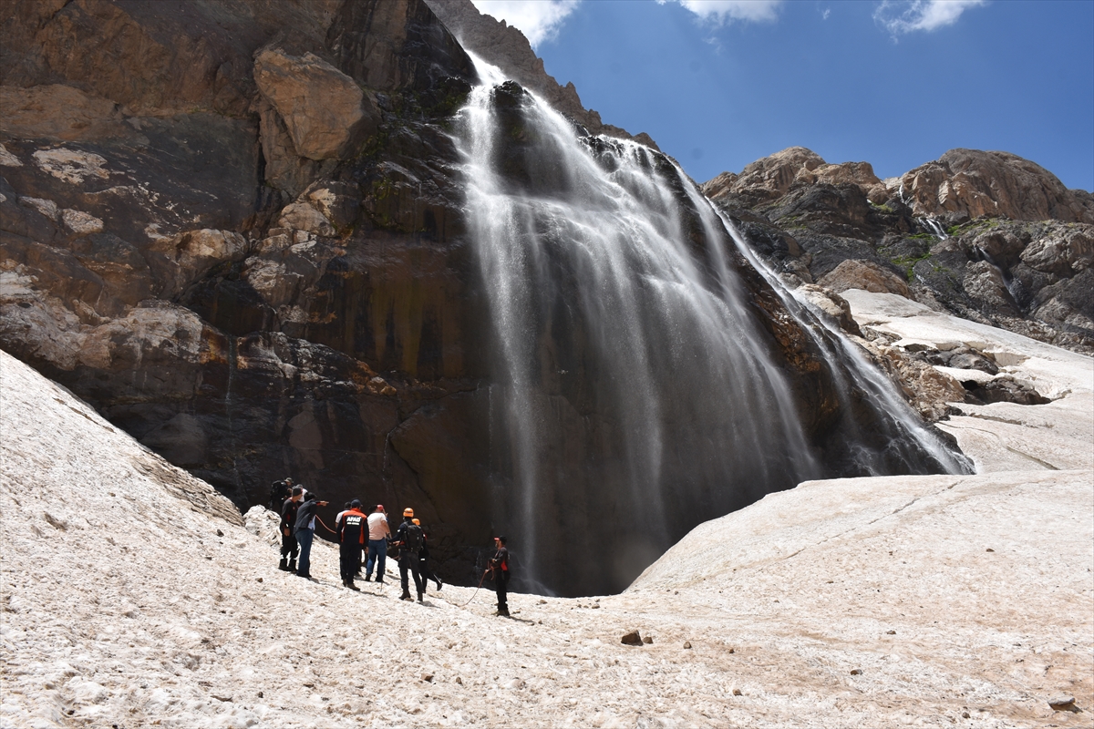 Hakkari'de Cilo Buzullarında kaybolan Şırnaklı Öğretmeni arama çalışmaları 3’üncü günde