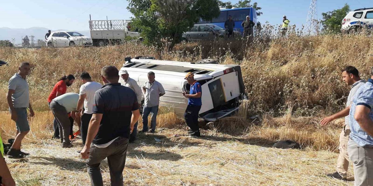 Tekstil İşçilerini Taşıyan Minibüs Tarlaya Uçtu: 5 Yaralı