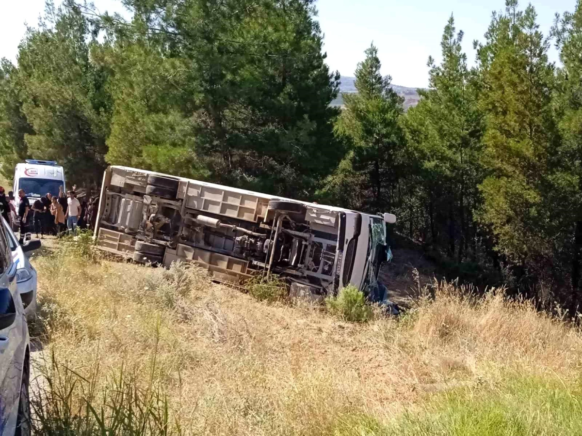 işçileri taşıyan servis otobüsü kaza yaptı 19 yaralı