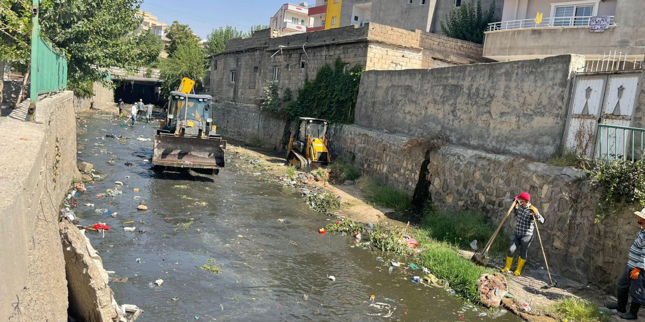 Silopi’de 20 İş Makinesi 80 Personelle Dere Temizliği