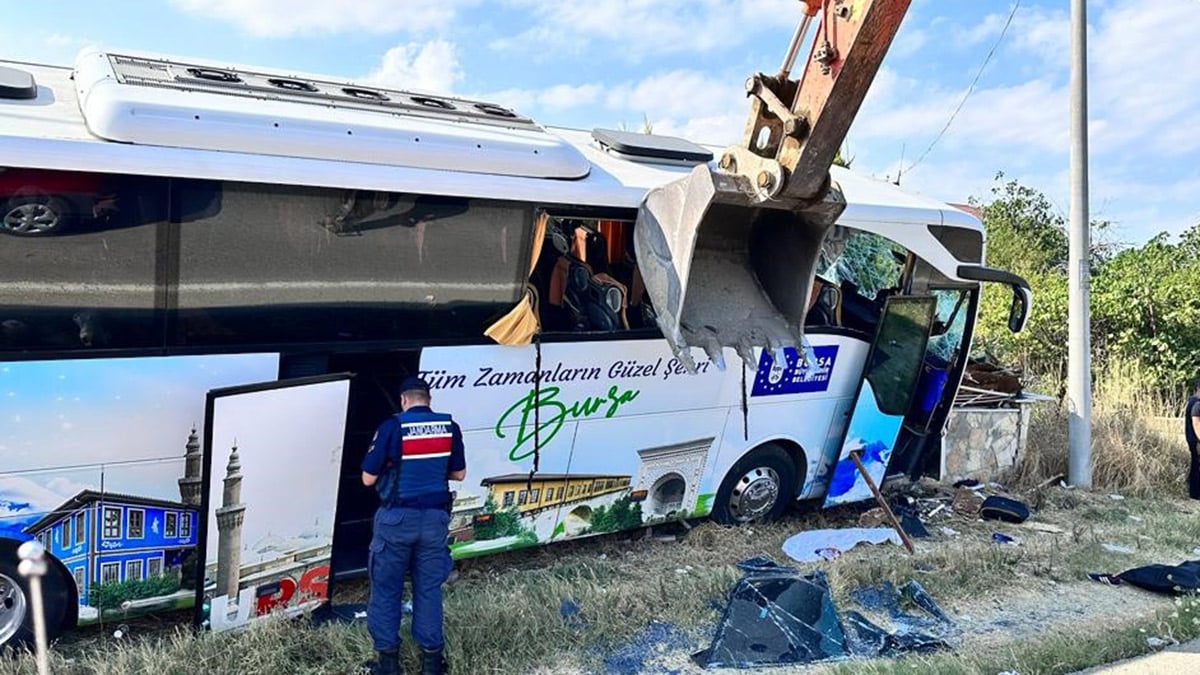 Tur Otobüsü Duvara Çarptı: 1 Ölü, 8 Yaralı