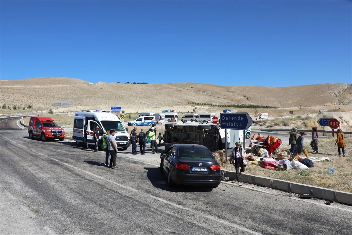 Tarım İşçilerini Taşıyan Minibüs Kaza Yaptı 9 Yaralı