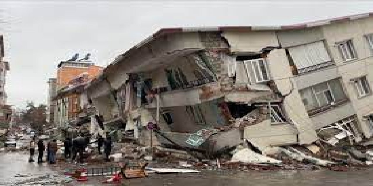 5,5 büyüklüğünde deprem : Çok sayıda bina yıkıldı