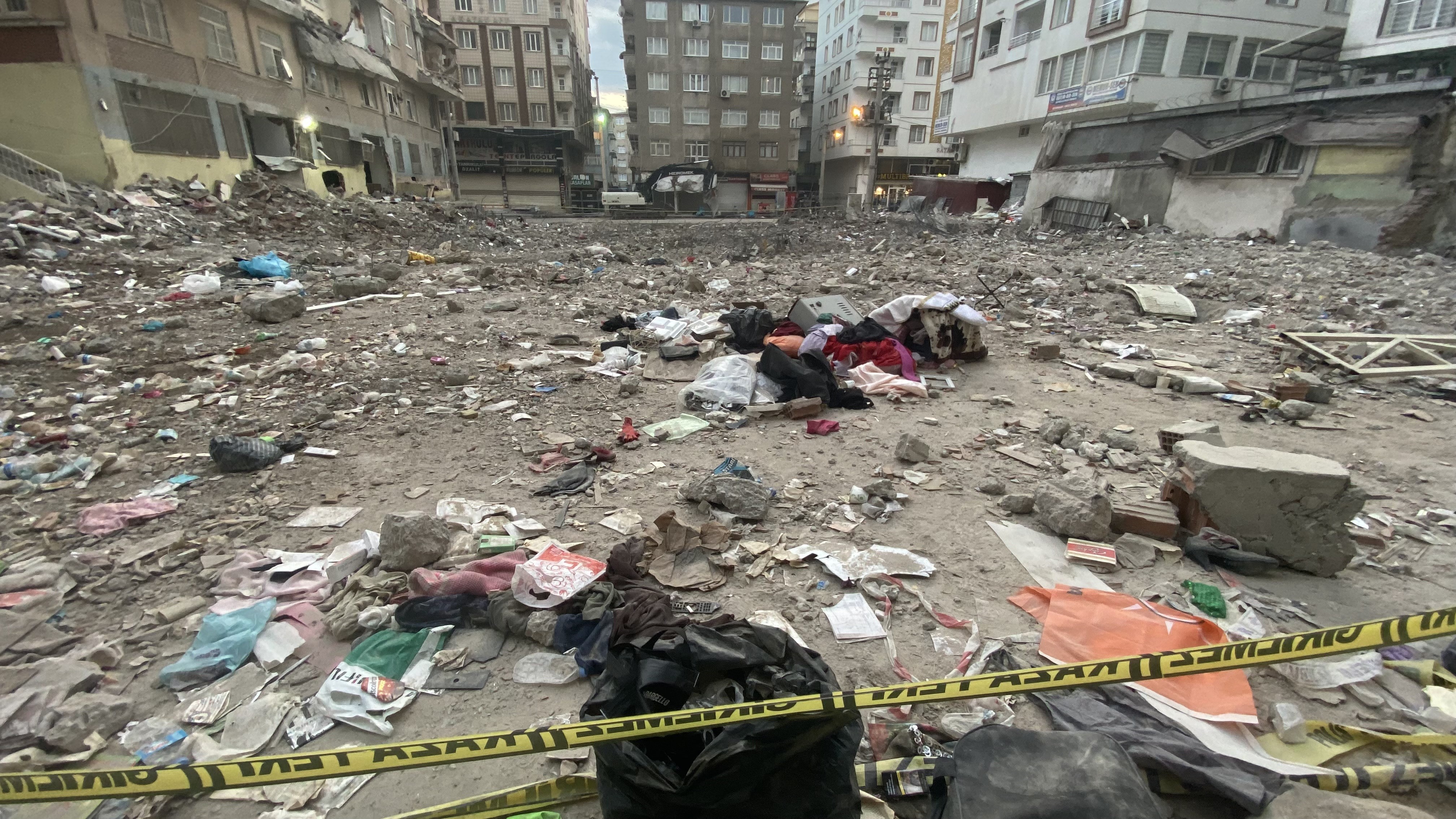 Diyarbakır'da Depremde Yıkılan Apartman İle İlgili 3 Kişi Tahliye Edildi