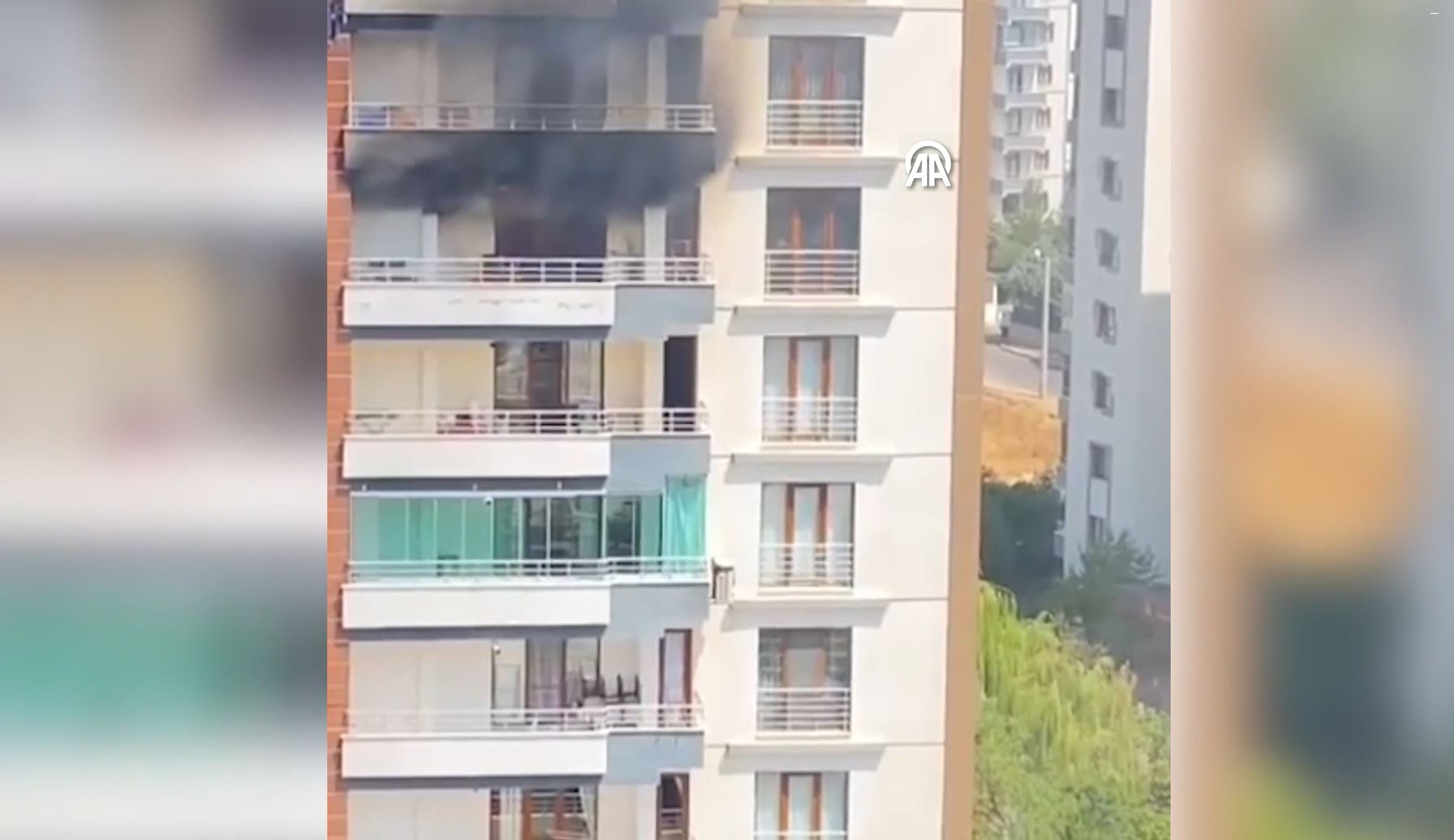 Diyarbakır'da Bir Evde Yangın Çıktı! 10 Kişi Hastaneye Kaldırıldı