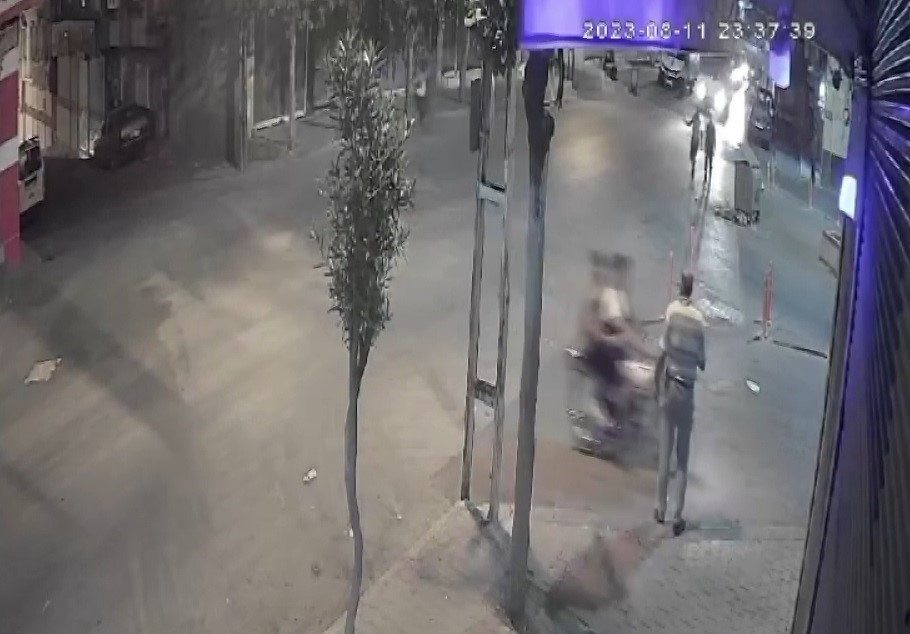 Hırsızlar Motosikletle Sokak Ortasında Telefon Çaldılar! O Anlar Kamerada