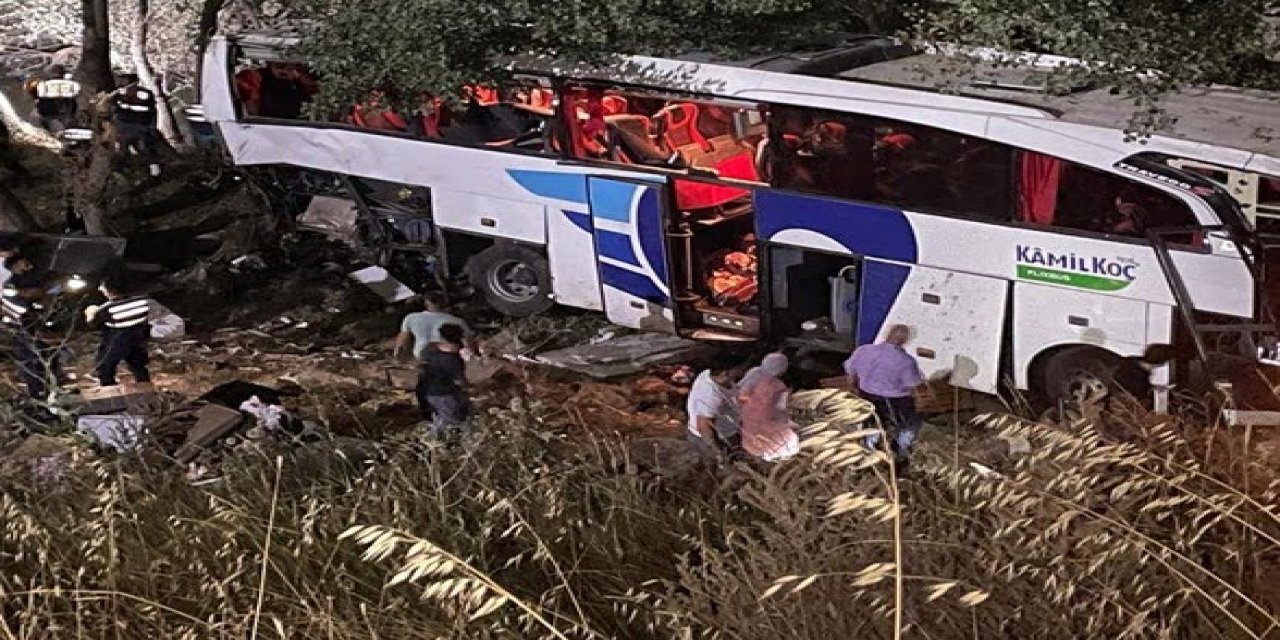 Yolcu otobüsü şarampole devrildi, 12 ölü, 19 yaralı