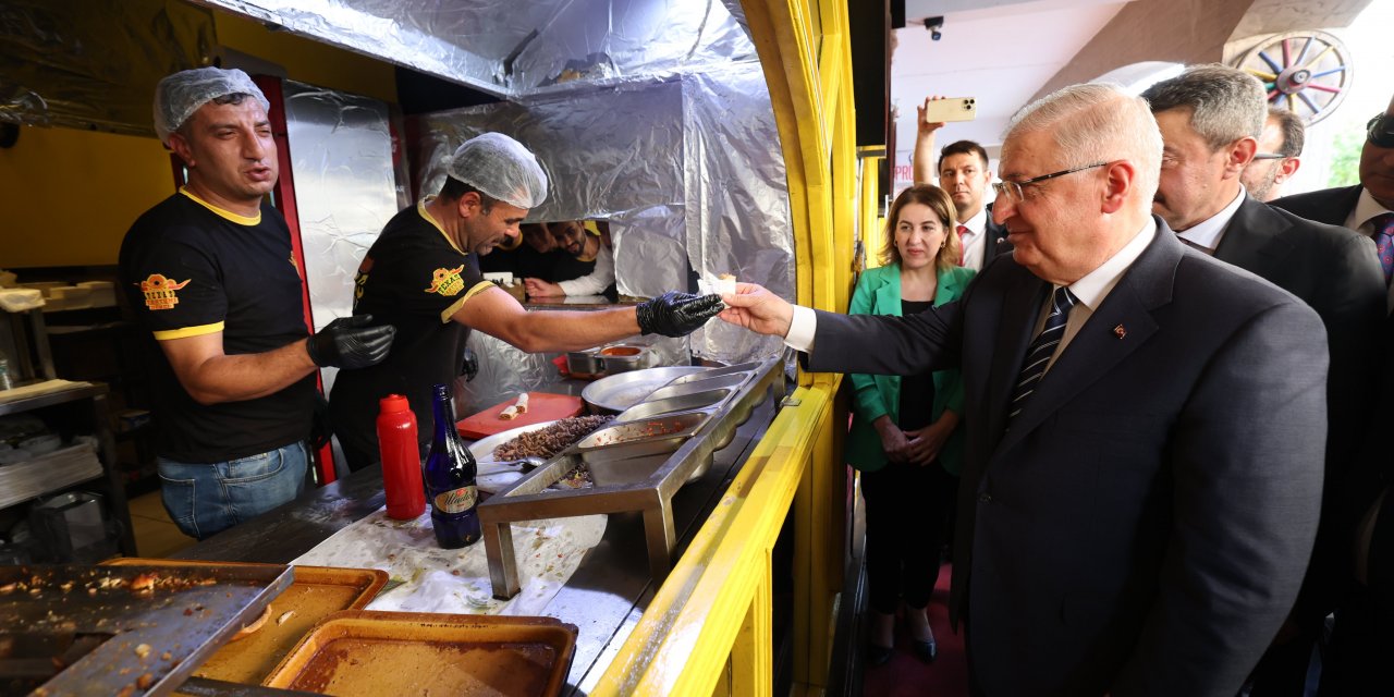 Milli Savunma Bakanı Güler, Şırnak'ta esnafı ziyaret etti