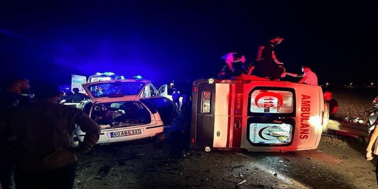 Ambulansla otomobil kafa kafaya çarpıştı: 3 ölü, 3 yaralı