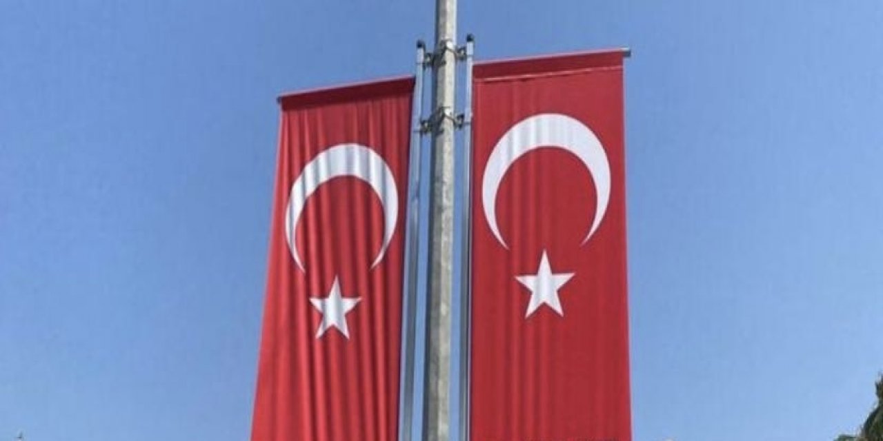 Belediye Başkanının adının yer aldığı Türk bayrağı tasarımına soruşturma