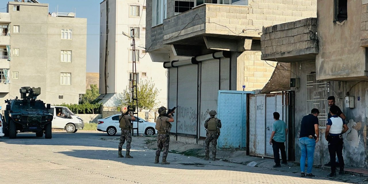 Uyuşturucu satıcıları para için birbirine girdi, kaçıp polise ateş açtılar