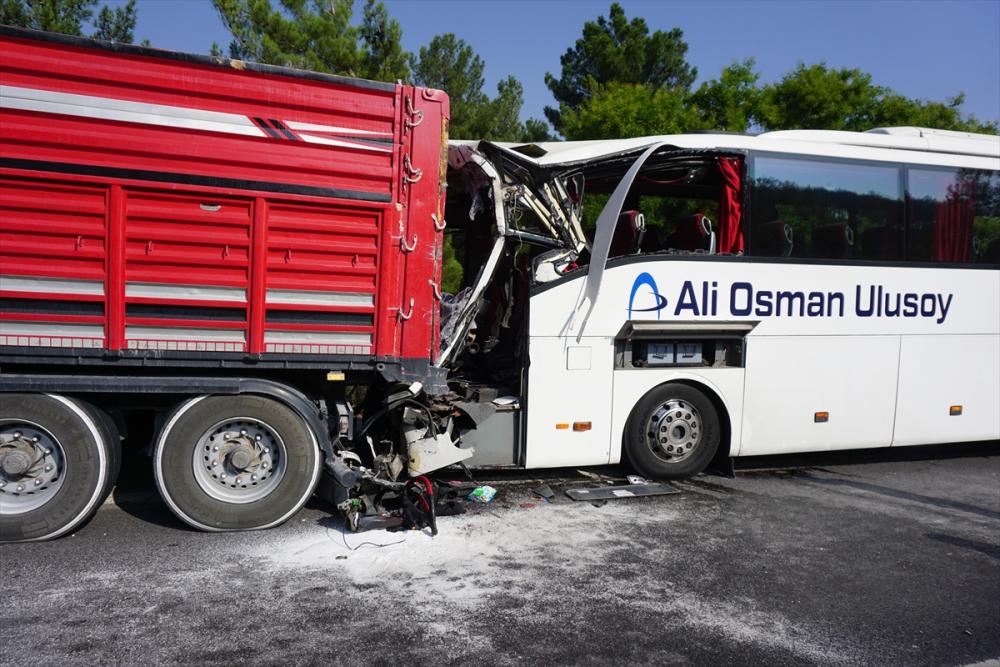 Yolcu Otobüsü Tırla Çarpıştı, 2 Kişi Öldü, 12 Kişi Yaralandı