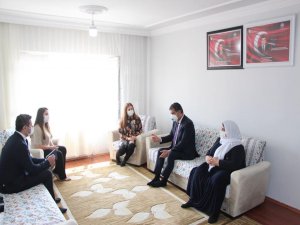 BAŞKAN YARKA’DAN ŞEHİT AİLELERİ İLE 100 YAŞINI AŞAN ANNELERE ZİYARET