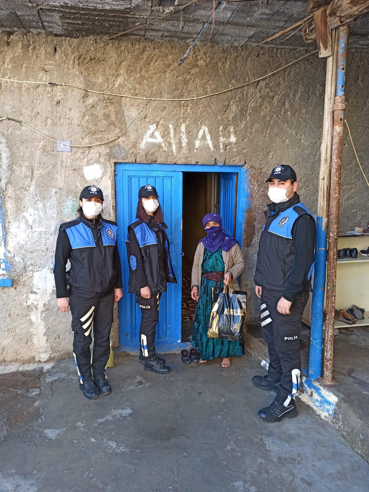 Cizre'de polis ihtiyaç sahibi ailelere kıyafet yardımı yaptı