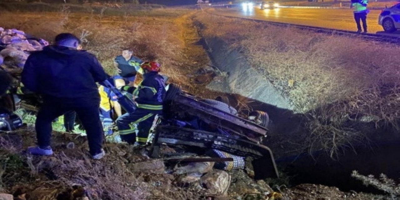 Otomobil Su Kanalına Devrildi: 4 Ölü