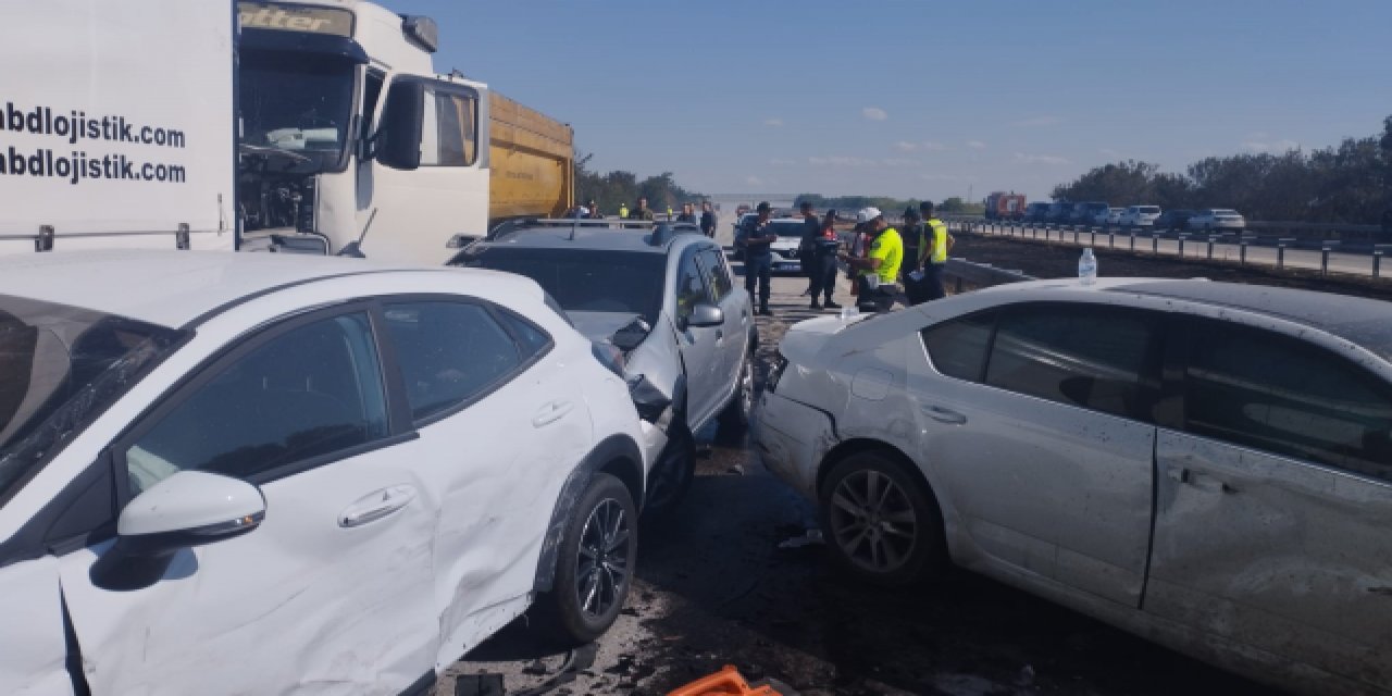 GÜNCELLENDİ-12 aracın birbirine girdiği zincirleme kazada ortalık savaş alanına döndü: 2 ölü, 35 yaralı